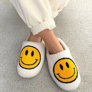 Women’s Smiley Face Fuzzy Slippers Plush Warm Non Slip House Shoes Sz M (7-8)